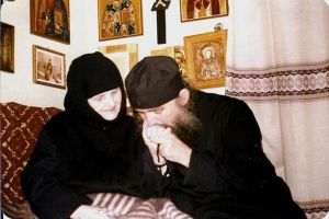 Τιμή καί εὐγνωμοσύνη στό χέρι πού μᾶς κράτησε καί μᾶς κρατάει!